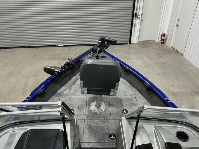 Slide: The Image of Tracker Pro Guide V-16 WT 2018 - 11