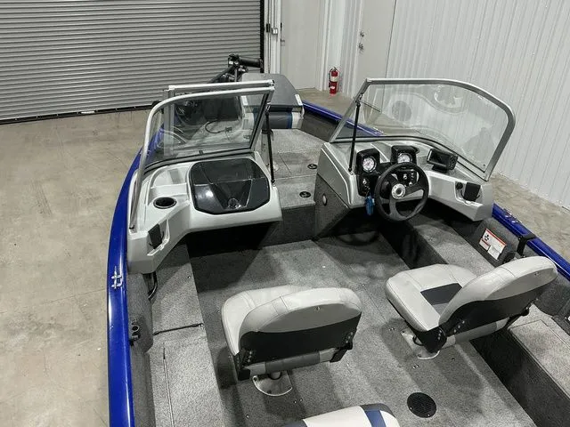 Slide: The Image of Tracker Pro Guide V-16 WT 2018 - 17