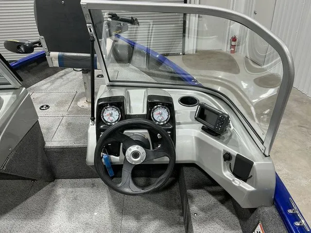 Slide: The Image of Tracker Pro Guide V-16 WT 2018 - 20