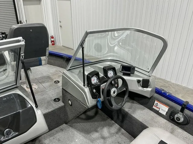 Slide: The Image of Tracker Pro Guide V-16 WT 2018 - 9