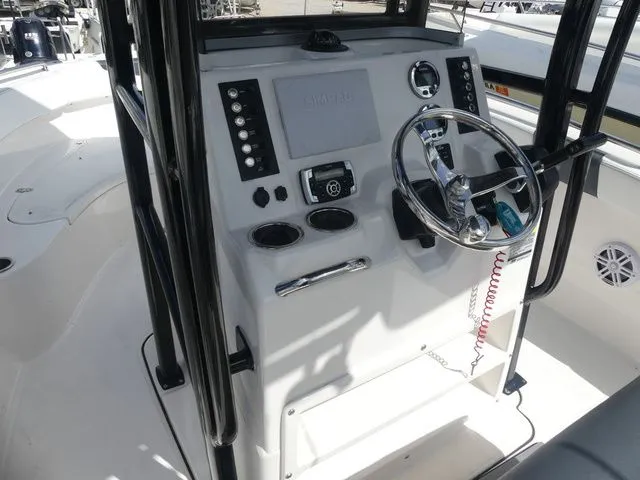 Slide: The Image of Robalo R222 2021 - 10