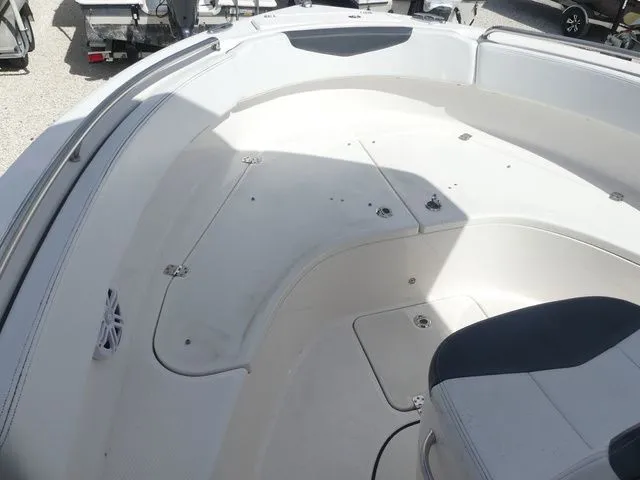 Slide: The Image of Robalo R222 2021 - 11