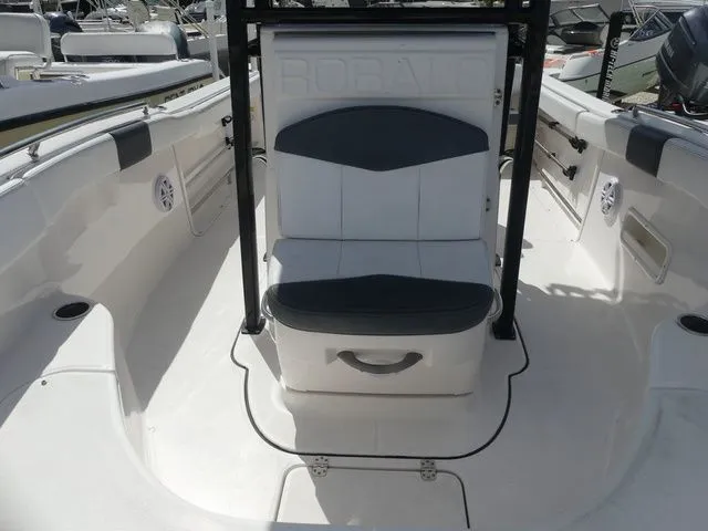 Slide: The Image of Robalo R222 2021 - 12