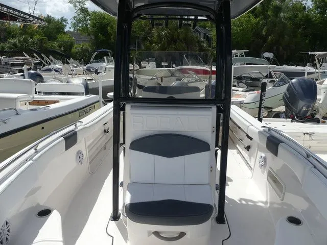 Slide: The Image of Robalo R222 2021 - 13