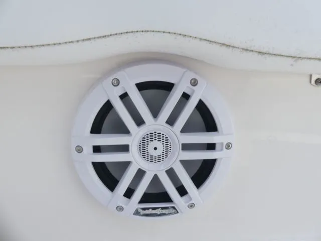 Slide: The Image of Robalo R222 2021 - 14