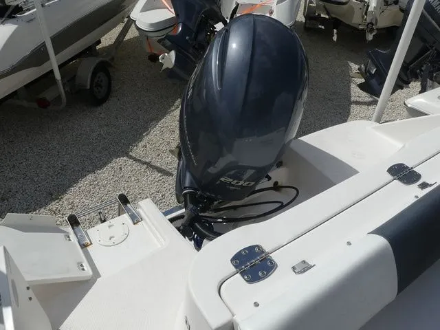 Slide: The Image of Robalo R222 2021 - 5