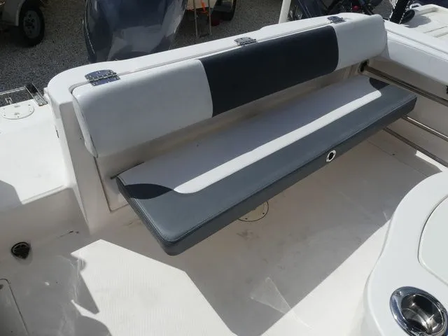 Slide: The Image of Robalo R222 2021 - 6