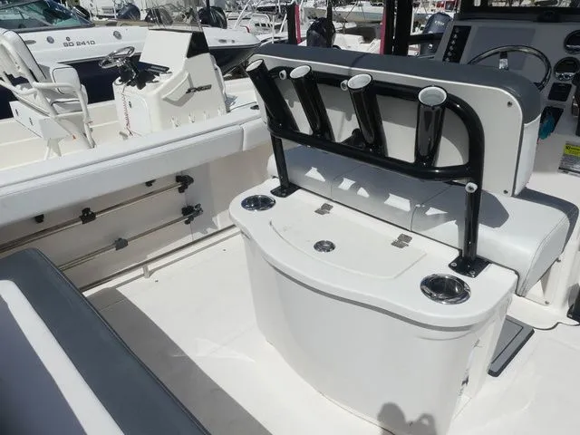 Slide: The Image of Robalo R222 2021 - 7