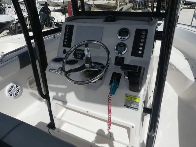 Slide: The Image of Robalo R222 2021 - 8