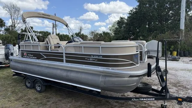 The Image of Sun Tracker Party Barge 22 DLX 2019 - 1
