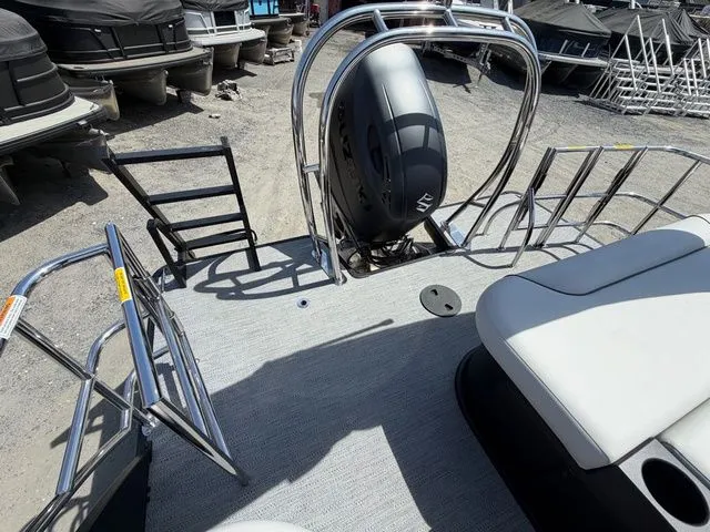 Slide: The Image of Godfrey Sweetwater 2286 SFLC Tritoon - Suzuki 150 2026 - 8