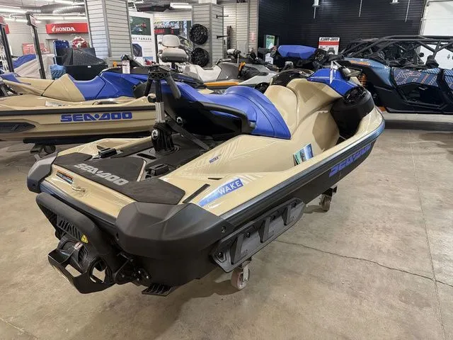 Slide: The Image of Sea-Doo Wake 170 2026 - 11