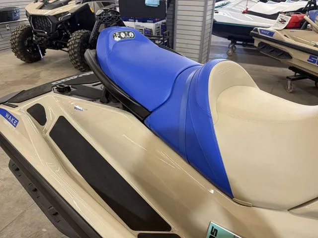 Slide: The Image of Sea-Doo Wake 170 2026 - 16