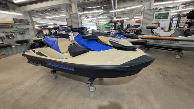 Slide: The Image of Sea-Doo Wake 170 2026 - 8