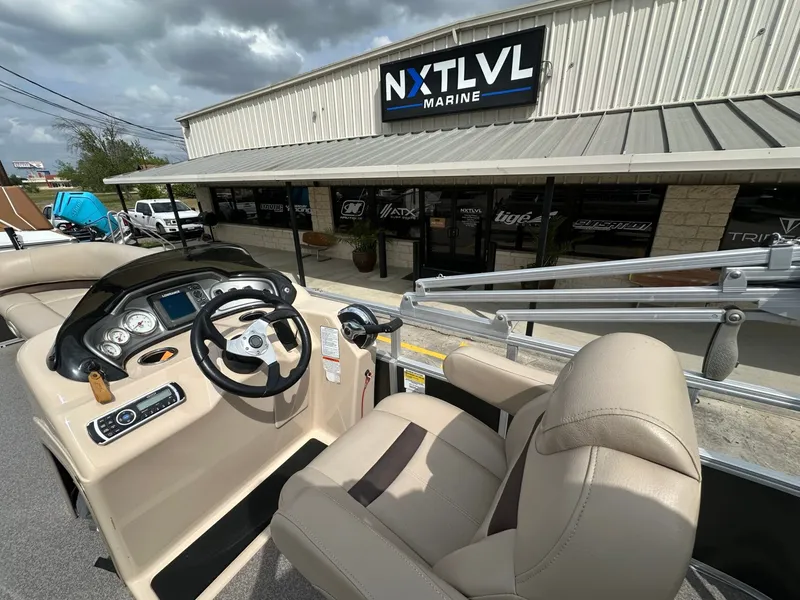 Slide: The Image of 2017 Tracker 20 DLX boat at NXT LVL Marine. - 16