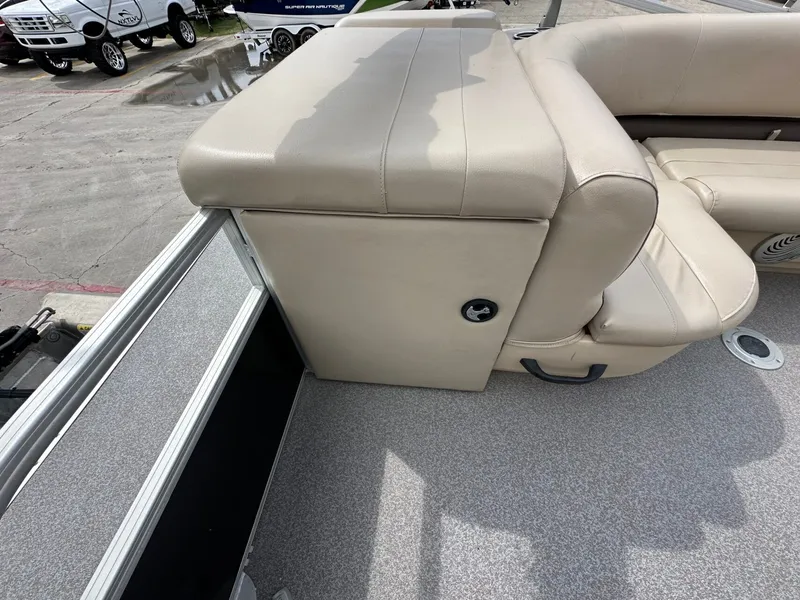 Slide: The Image of Beige seating on a 2017 Tracker 20 DLX boat. - 24