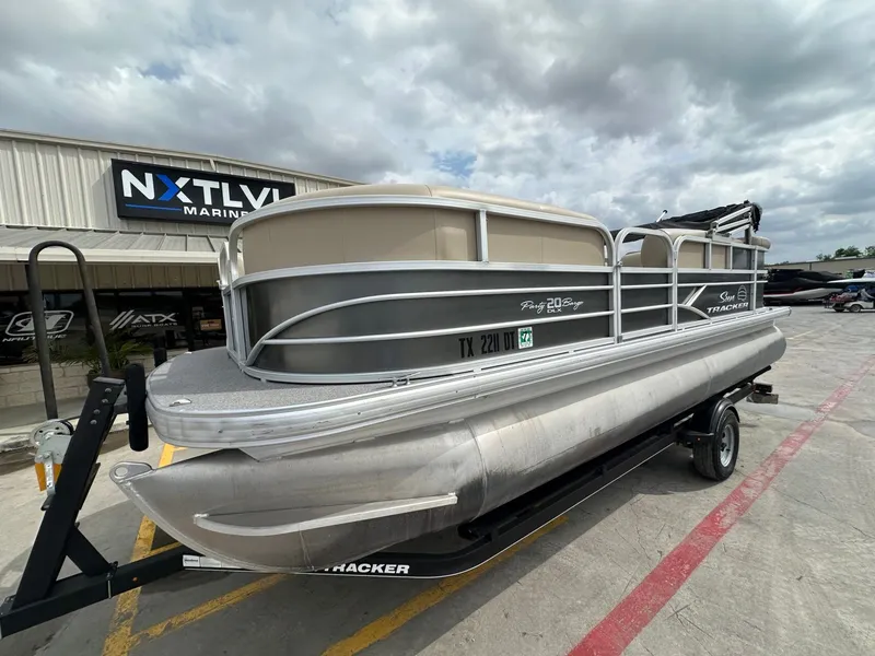 Slide: The Image of 2017 Tracker 20 DLX pontoon boat at NXT LVL Marine. - 9