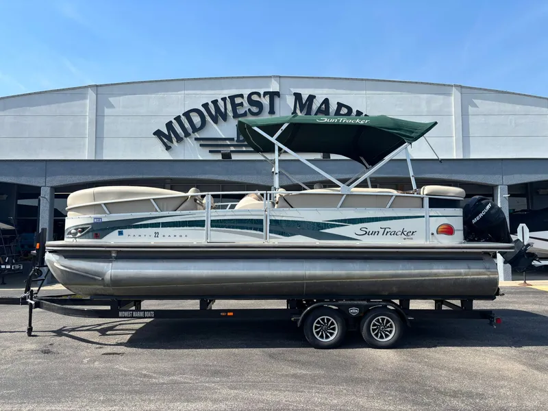 The Image of Sun Tracker Party Barge 22 2010 - 1