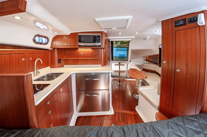 Slide: The Image of Pursuit OS 385 Offshore 2015 - 28