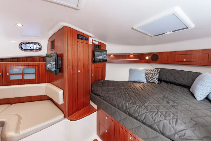 Slide: The Image of Pursuit OS 385 Offshore 2015 - 32