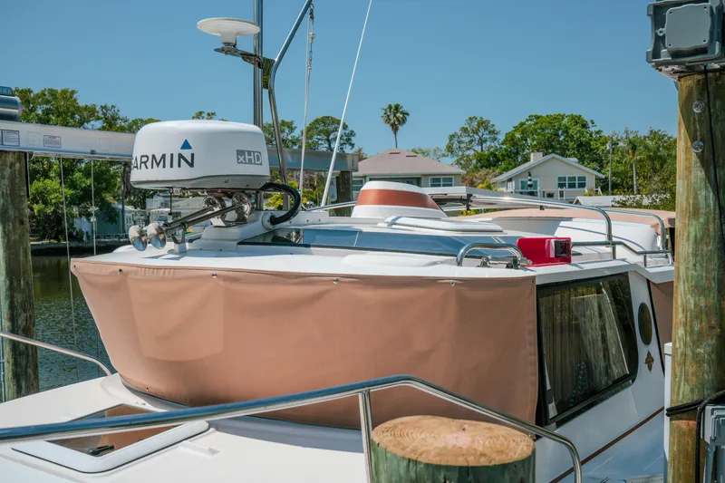 Slide: The Image of 2024 FML R27 LE boat docked, featuring Garmin xHD radar, surrounded by waterfront homes. - 19