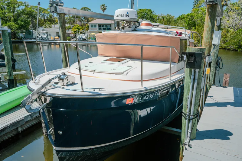 Slide: The Image of 2024 FML R27 LE boat docked, featuring Garmin equipment and sleek design. - 40