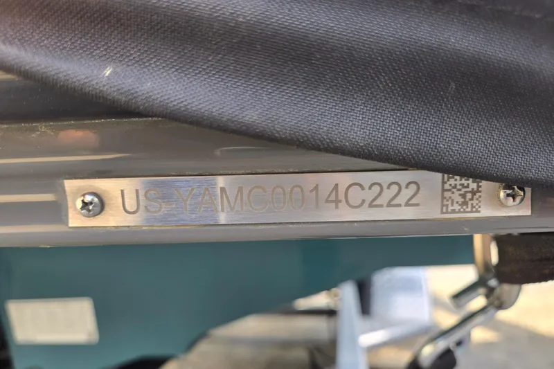 Slide: The Image of Yamaha Boats 212S 2022 model identification plate with serial number and QR code. - 60