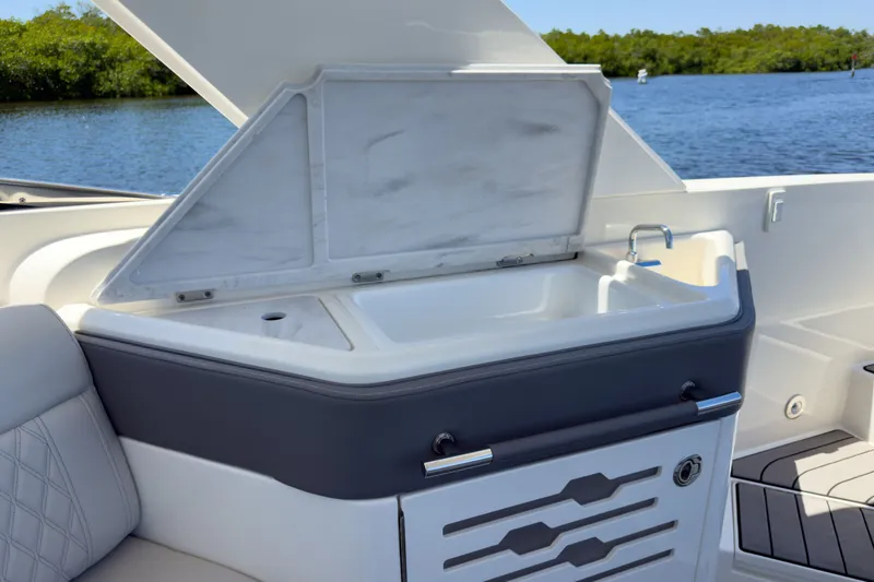 Slide: The Image of Sea Ray SLX 310 Outboard 2023 - 10