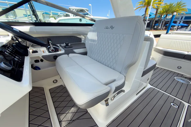 Slide: The Image of Sea Ray SLX 310 Outboard 2023 - 13