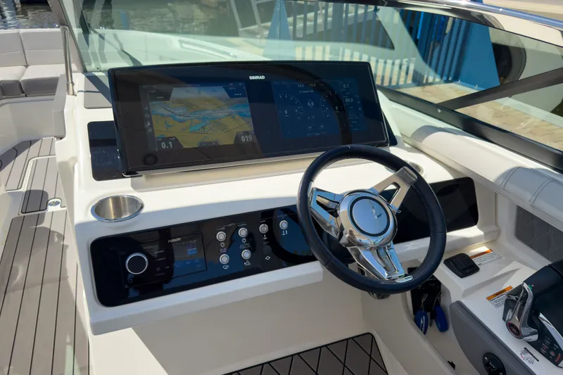 Slide: The Image of Sea Ray SLX 310 Outboard 2023 - 14