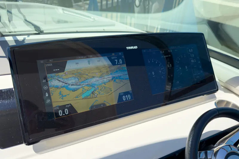Slide: The Image of Sea Ray SLX 310 Outboard 2023 - 15
