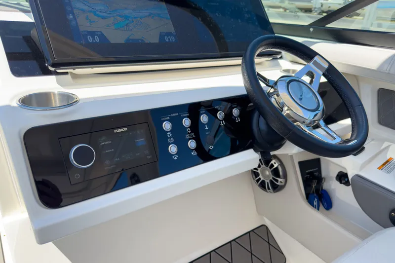 Slide: The Image of Sea Ray SLX 310 Outboard 2023 - 16