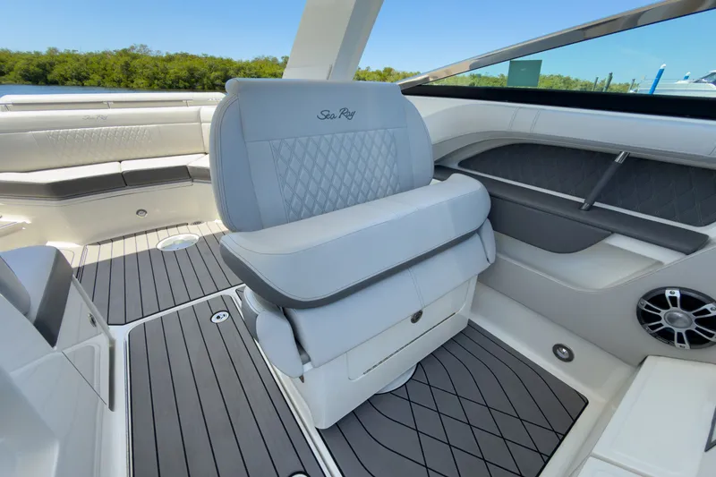 Slide: The Image of Sea Ray SLX 310 Outboard 2023 - 18