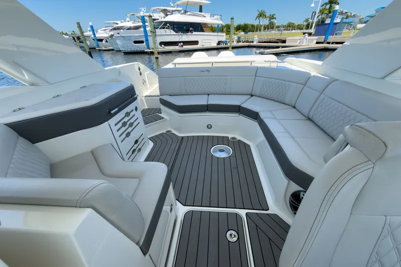 Slide: The Image of Sea Ray SLX 310 Outboard 2023 - 19
