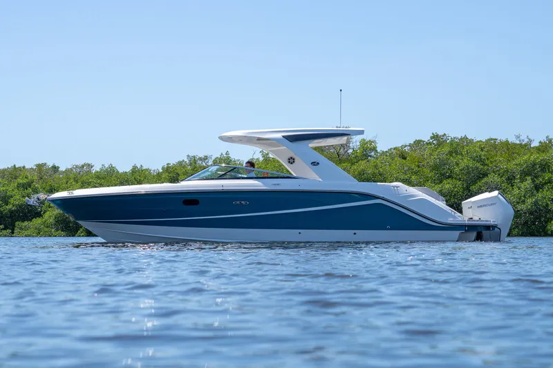 Slide: The Image of Sea Ray SLX 310 Outboard 2023 - 27
