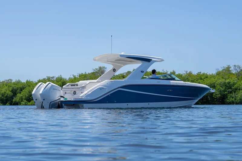 Slide: The Image of Sea Ray SLX 310 Outboard 2023 - 3