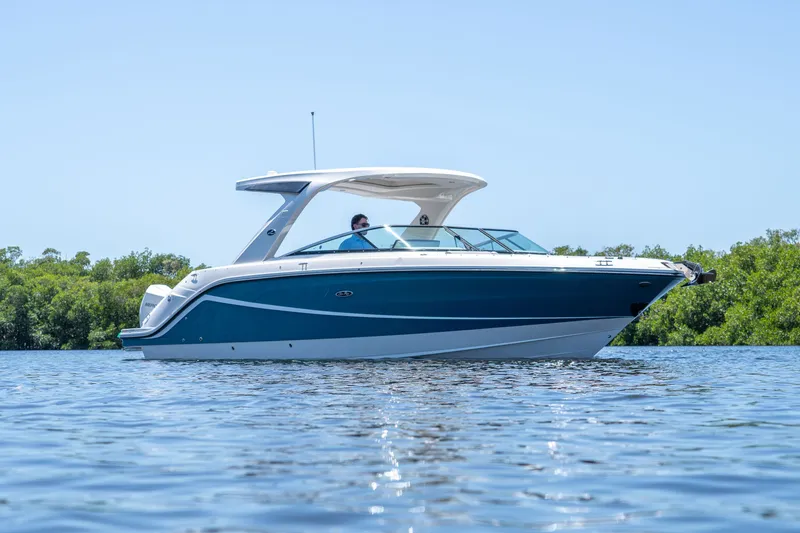 Slide: The Image of Sea Ray SLX 310 Outboard 2023 - 31