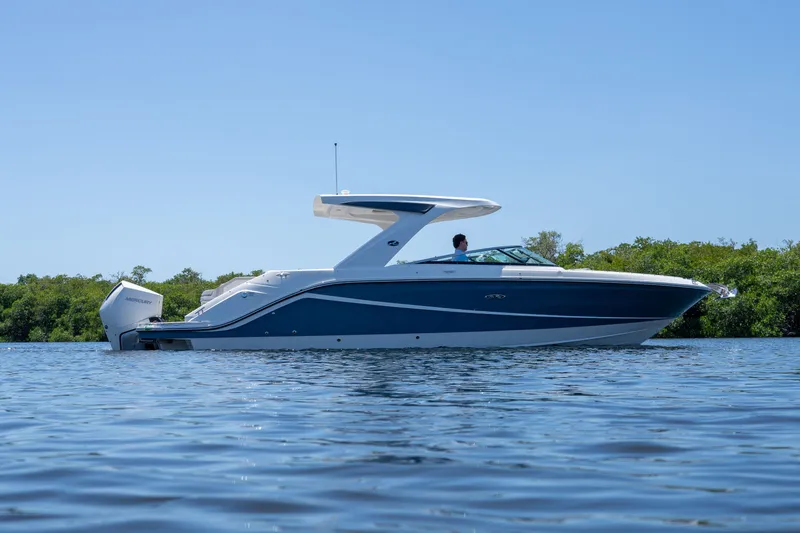 Slide: The Image of Sea Ray SLX 310 Outboard 2023 - 32