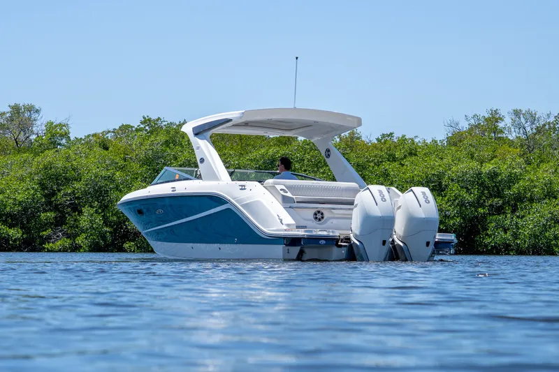 Slide: The Image of Sea Ray SLX 310 Outboard 2023 - 34