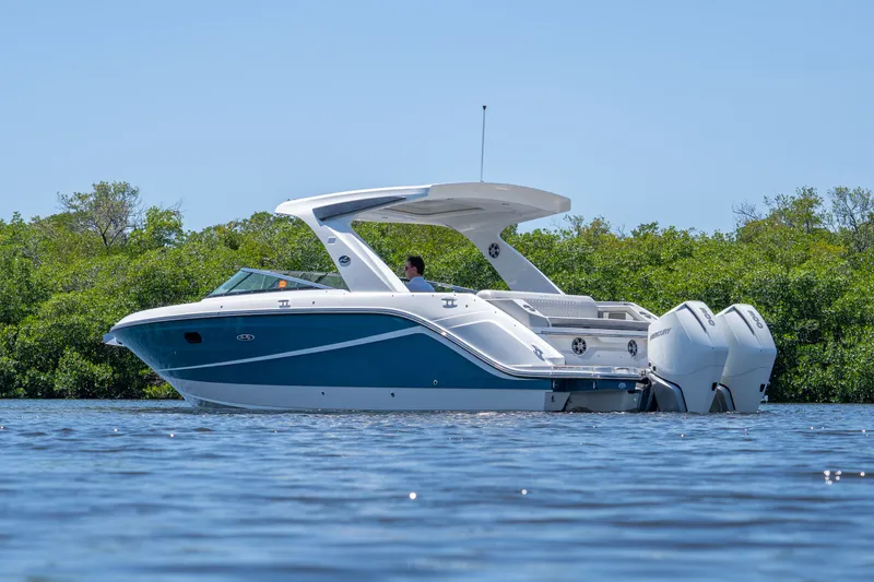 Slide: The Image of Sea Ray SLX 310 Outboard 2023 - 35