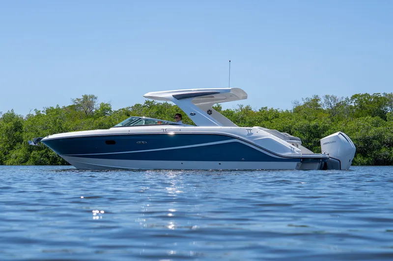 Slide: The Image of Sea Ray SLX 310 Outboard 2023 - 36