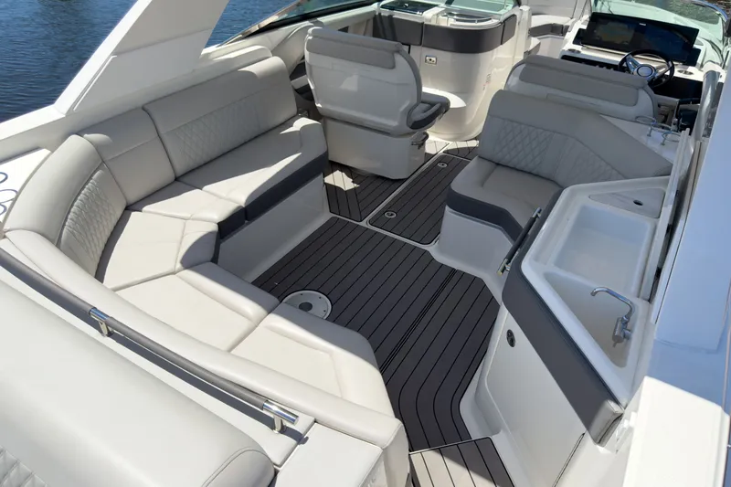 Slide: The Image of Sea Ray SLX 310 Outboard 2023 - 7