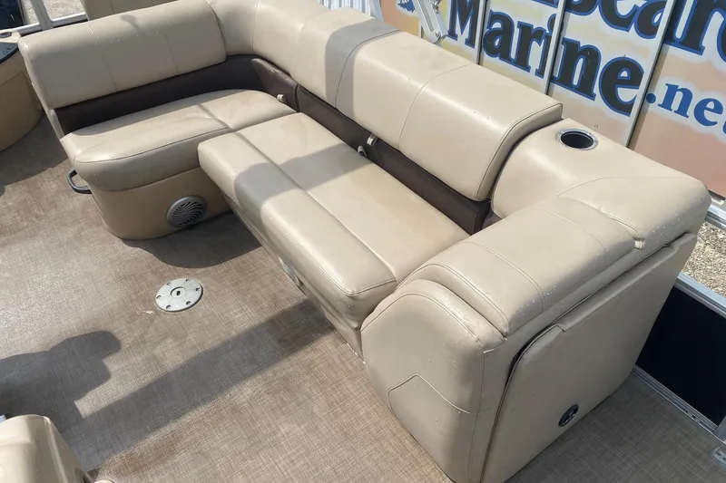 Slide: The Image of Beige seating on 2018 Sun Tracker Fishin' Barge 20 DLX pontoon boat. - 10