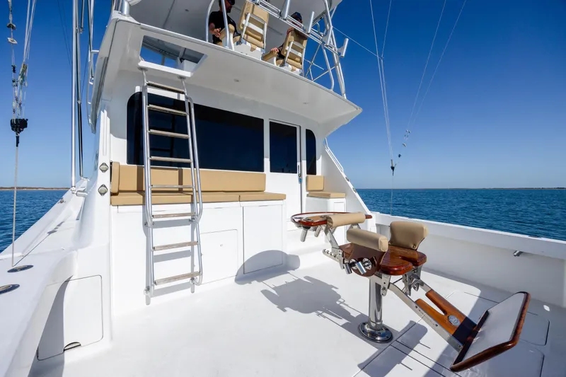 Slide: The Image of Viking 55 Convertible 2000 yacht deck with fishing chairs and ladder, ocean view. - 65