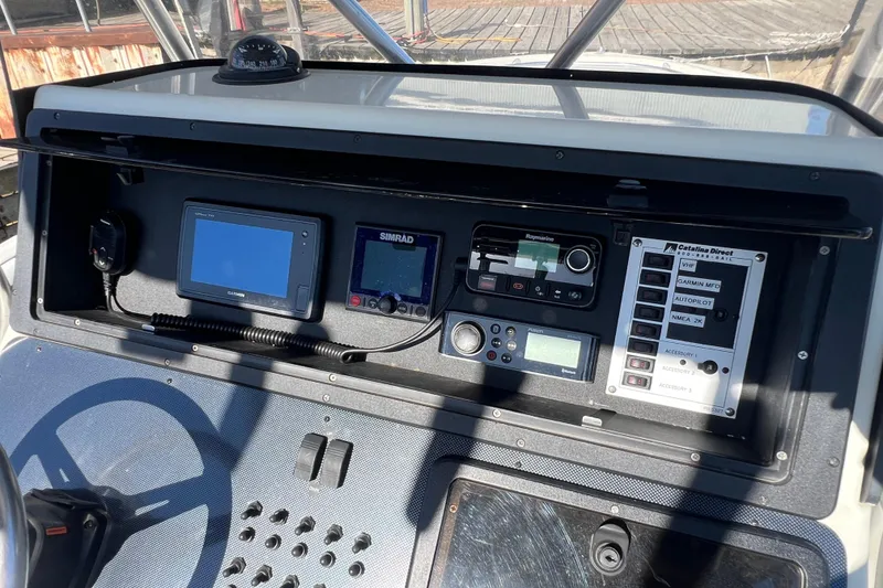 Slide: The Image of Control panel of a 2001 Hydra-Sports Vector 2600 CC boat with navigation equipment. - 8