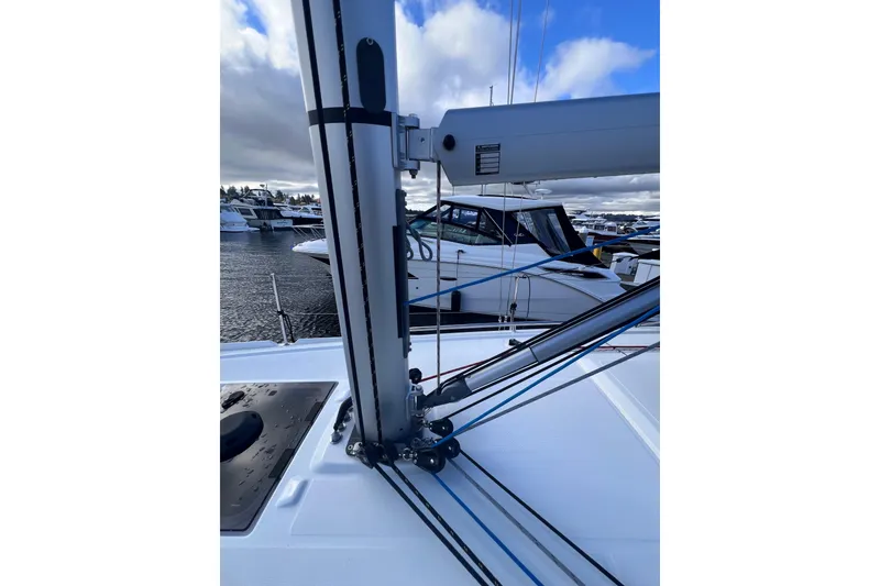 Slide: The Image of 2024 Beneteau Oceanis 30.1 sailboat mast and rigging at marina. - 7