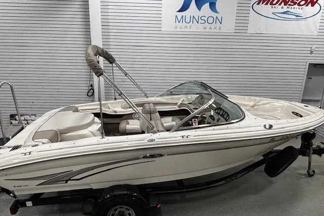 Slide: The Image of 2002 Sea Ray 182 Bow Rider boat displayed indoors at Munson Surf & Wake. - 17