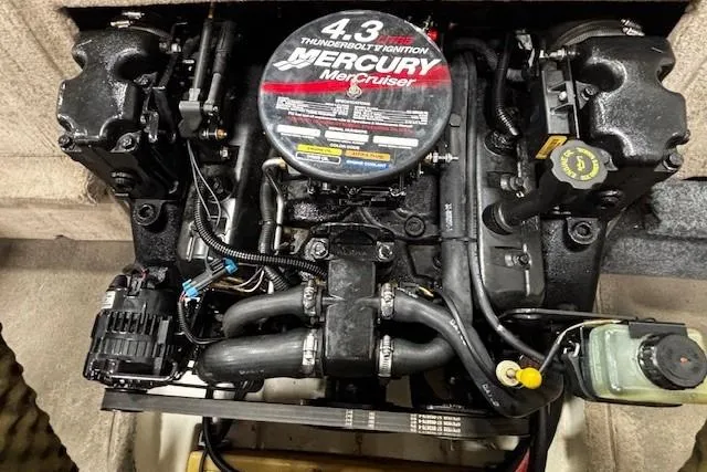 Slide: The Image of Engine of a 2002 Sea Ray 182 Bow Rider with Mercury MerCruiser 4.3L. - 19