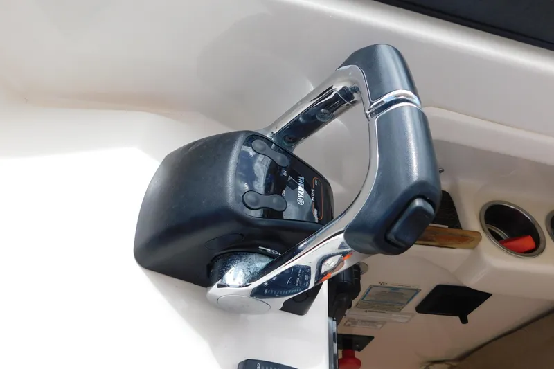 Slide: The Image of Throttle control of 2015 Grady-White Freedom 307 boat with Yamaha engine. - 18