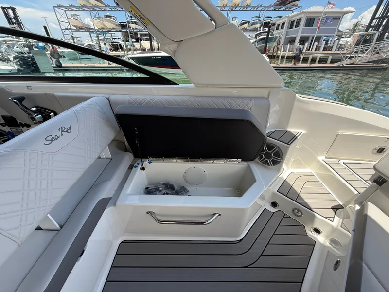 Slide: The Image of Sea Ray SDX 270 Outboard 2026 - 23